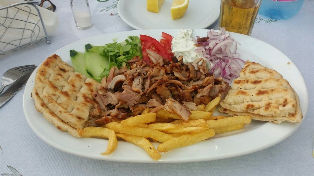 Plato de gyros de O Meraklis con pita, patatas, ensalada y tzatziki