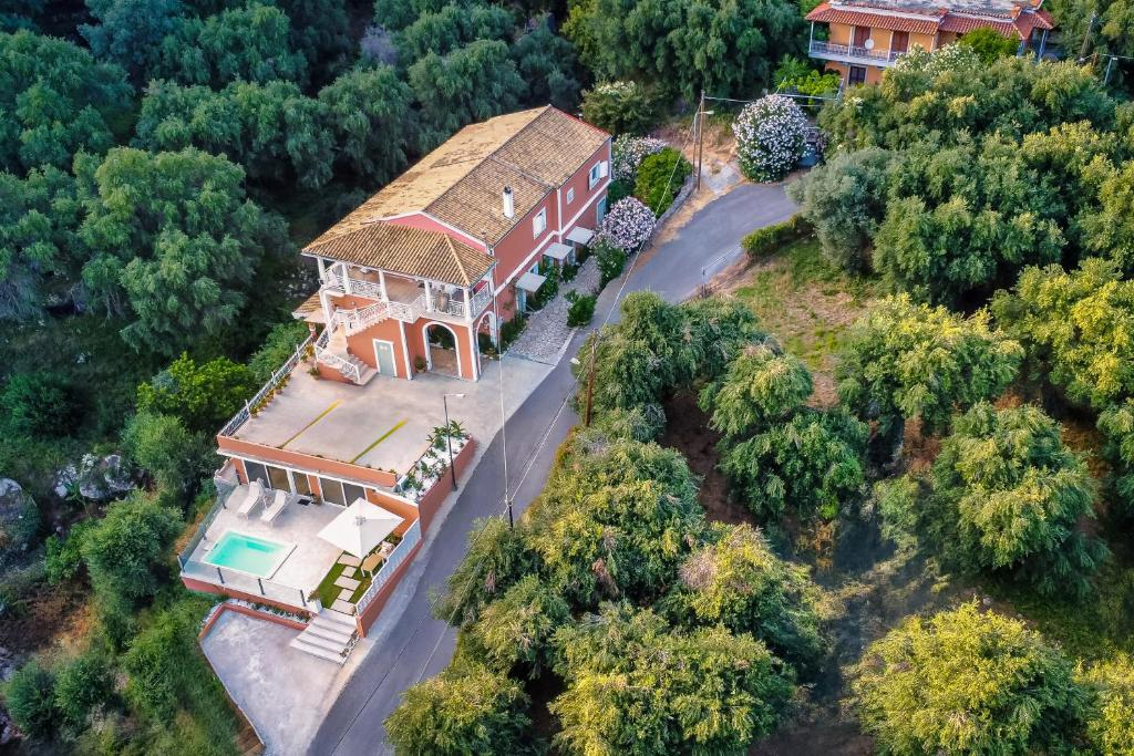 Vista aérea de Stavroula Studios en la colina sobre Paleokastritsa