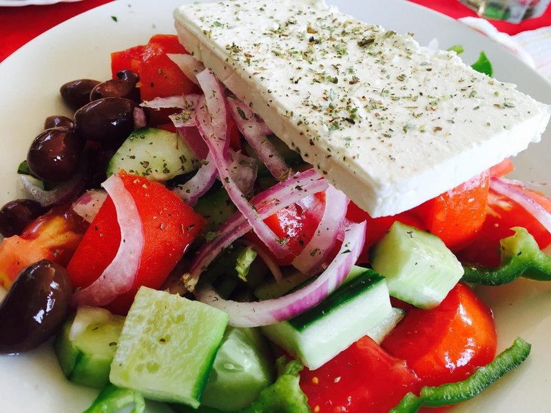 Ensalada griega de O Meraklis con feta, aceitunas y pepino