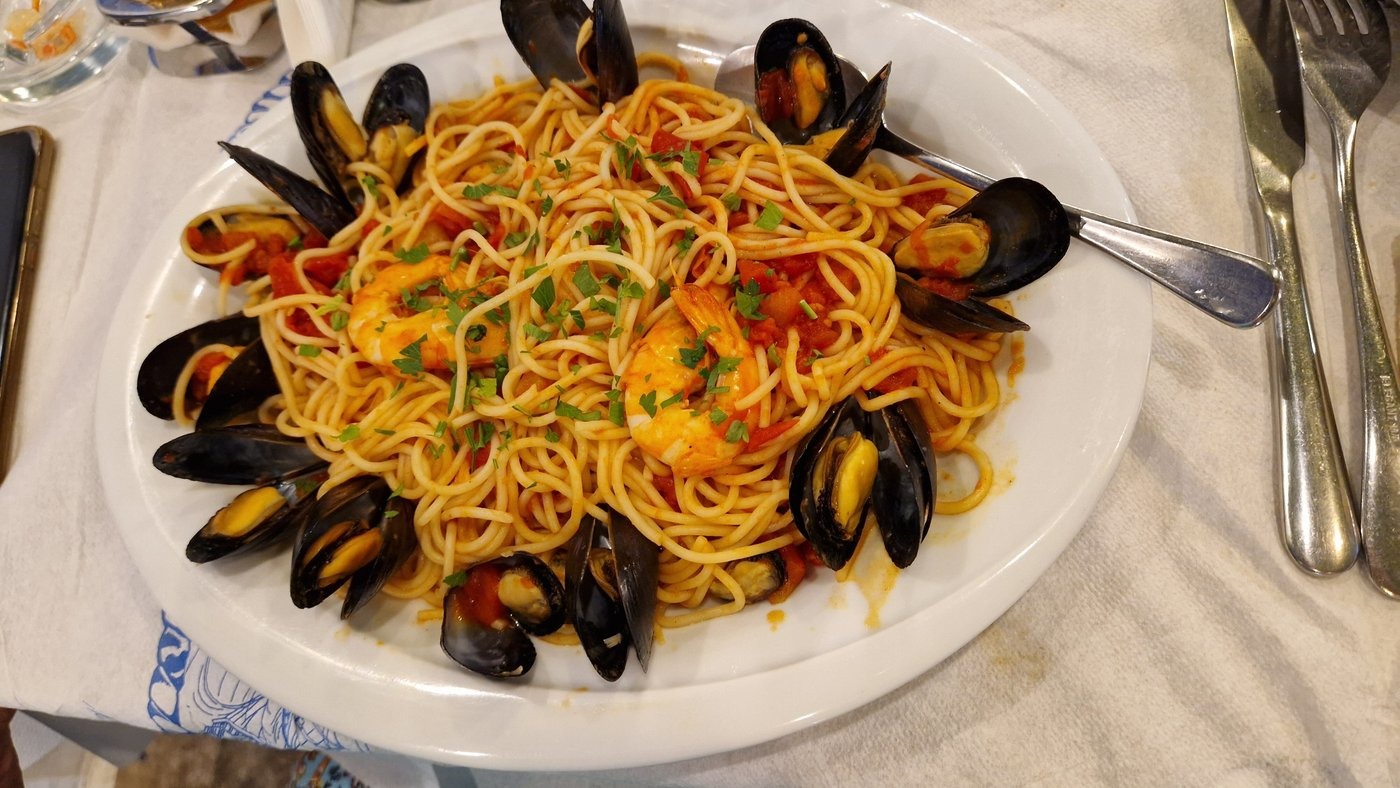 Pasta de marisco con gambas y mejillones de O Meraklis
